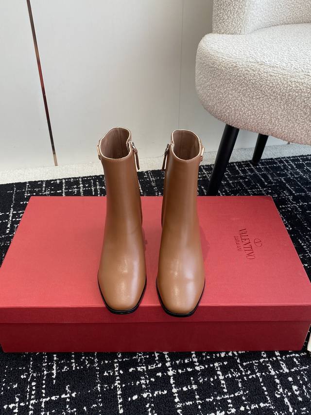 代购级 24Ss 秋冬新款 华伦天奴valentino 方头 V扣 短靴 华伦天奴专柜最新款 顶级版本 绝对史上最强货 欢迎对比大底采用意大利进口真皮大底 舒适
